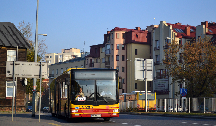 A235
Warszawa, ul. Św. Wincentego. Skoro wszyscy dodają zdjęciu przegubów na 227, ja również nie będę gorszy i dorzucę coś od siebie. Na drugim planie widoczny 3415 na 6/500
Słowa kluczowe: LionsCityG A235 227 ŚwiętegoWincentego