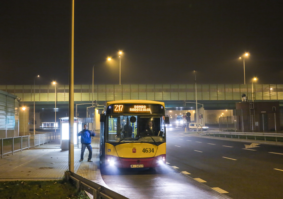 4634
Warszawa, ul. Marymoncka.
Pierwsze foto wozu jak i linii w obecnym wydaniu. Pozdrowienia dla Pana Kierowcy :) i osoby widocznej na fotografii.
Słowa kluczowe: 4634 Z17 Marymoncka M121M