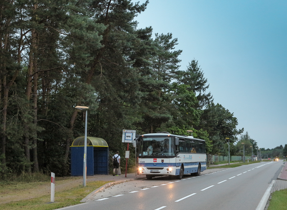 Y009
Janówek Pierwszy, ul. Nowodworska.
Tematem wczorajszej wycieczki rowerowej była linia L11, która to jest jedną z dłuższych i dalej wyjeżdżających za Warszawę linii lokalnych. Wcześniej tutaj docierały linie L-9 i L10, ale jak widać ciągle się coś zmienia. ;)
Słowa kluczowe: IrisbusAxer12M L11 JanówekPierwszy Nowodworska Y009