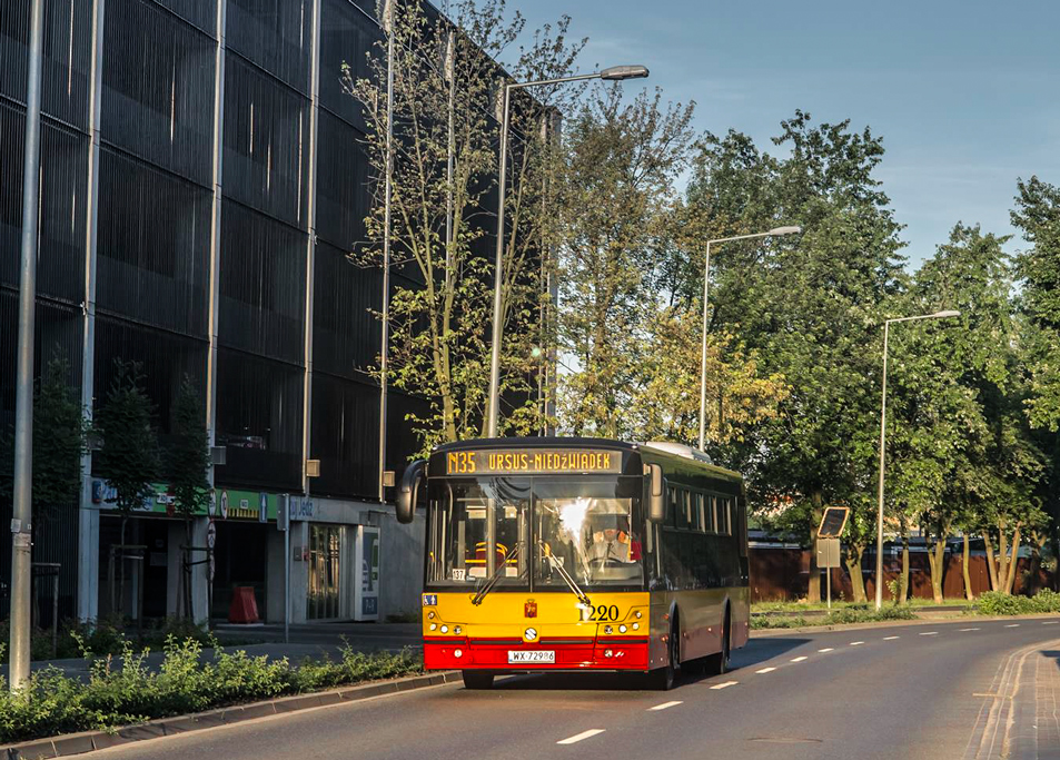 1220
Solbus oświetlony potężnymi promieniami Słońca zaraz wpadnie na pętle.
Słowa kluczowe: SM12 SolCity12 OrlątLwowskich 1220 N35