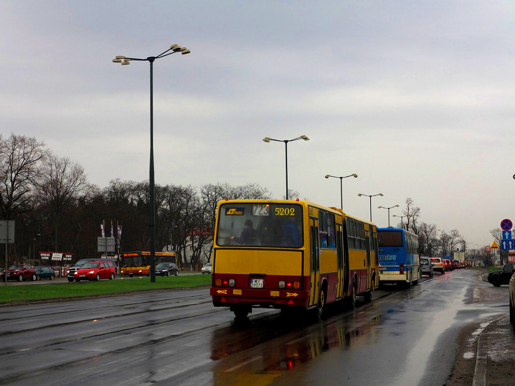 5202
Opis został zmieniony.
Pozdrowienia dla Prospera -> jego ulubiony wóz zagościł na linii kursującej do Legionowa.
Słowa kluczowe: IK280 5202 723 Modlińska