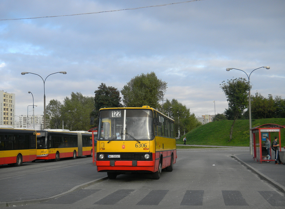 6306
Zdjęciem jednego z 4 ostatnich, liniowych Ikarusów 260 witam wszystkich użytkowników galerii. 
Jako, że nie jestem zbyt doświadczonym fotografem, chętnie wysłucham wszystkich rad i wskazówek :)
Słowa kluczowe: IK260 6306 122 OsiedleGórczewska