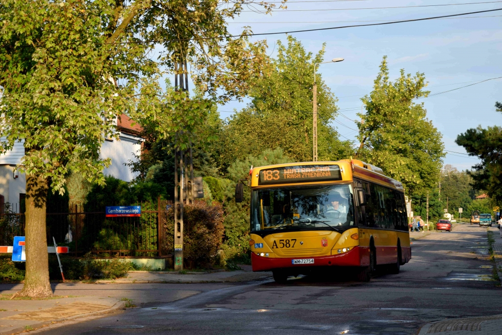 A587
Warszawa, ul. Dokerów. W związku z trwającym w ten weekend remontem nawierzchni ul. Grzybowej, autobusy linii 115, 183, 514, N21 i N71 zostały skierowane na trasę objazdową. (Szczegóły:http://www.ztm.waw.pl/zmiany.php?c=102&i=8328&l=1). Na załączonym obrazku przedstawiciel "ukochanego" przewoźnika Warszawiaków :P
Słowa kluczowe: CN270UB OmniCity A587 183 Dokerów