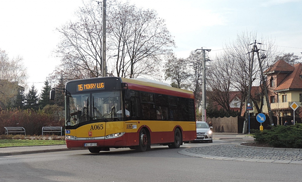 A065
Wszystkich Świętych 2013. Linia 115 została wówczas zasilona ośmioma wozami z Mobilisu. 
Słowa kluczowe: SU8,6 A065 115 Wspólna WS2013