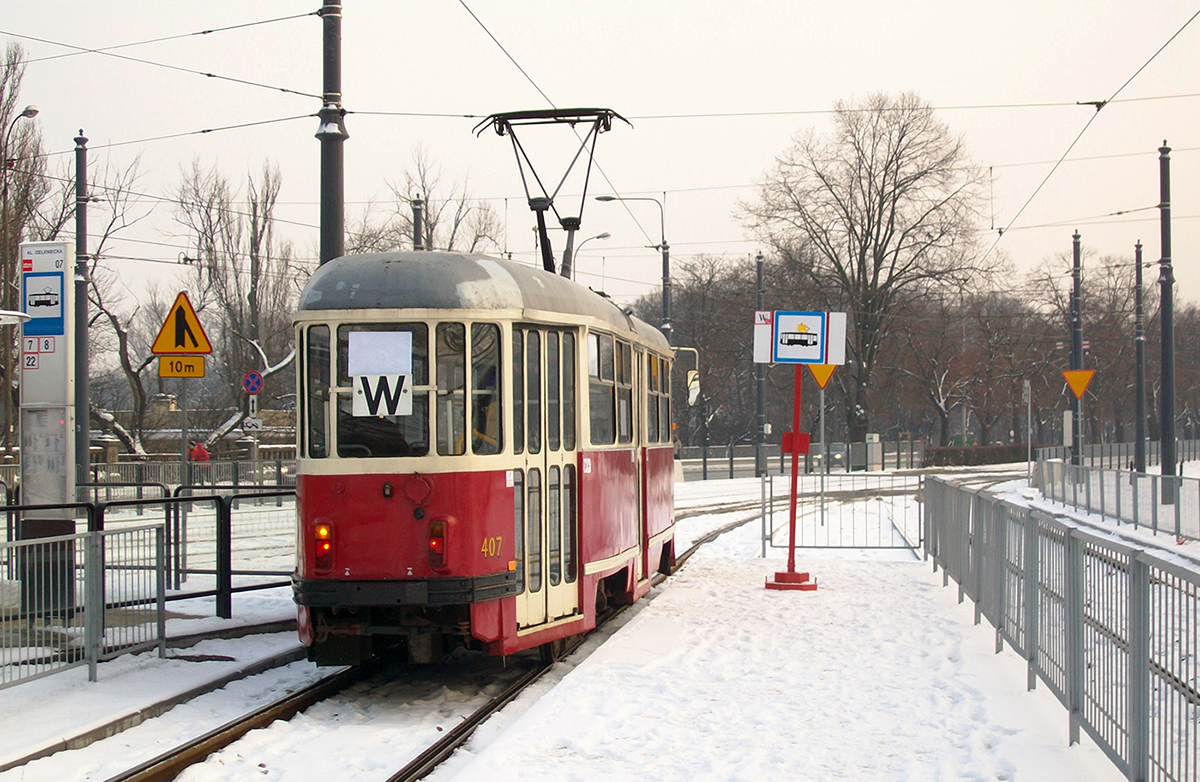 407
13 stycznia 2013 roku odbył się 21. Finał Wielkiej Orkiestry Świątecznej Pomocy. Jedną z linii specjalnych, uruchomionych tego dnia była W. Niestety nie wiem, na jakiej trasie kursowała. Sam wagon #407 kilka dni wcześniej brał udział w paradzie z okazji wycofania parówek z ruchu liniowego. EDIT: trasa Plac Narutowicza - Aleja Zieleniecka :D
Słowa kluczowe: 13N 407 W AlejaZieleniecka