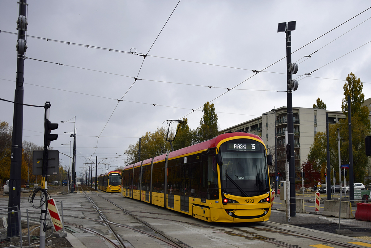 4232
Drugi dzień funkcjonowania tramwaju na Wilanów. Po lewej stronie widoczne tory, które w przyszłości poprowadzą do pętli Stegny, gdzie dotrze linia 19.
Słowa kluczowe: 140N 4232 16 Sobieskiego