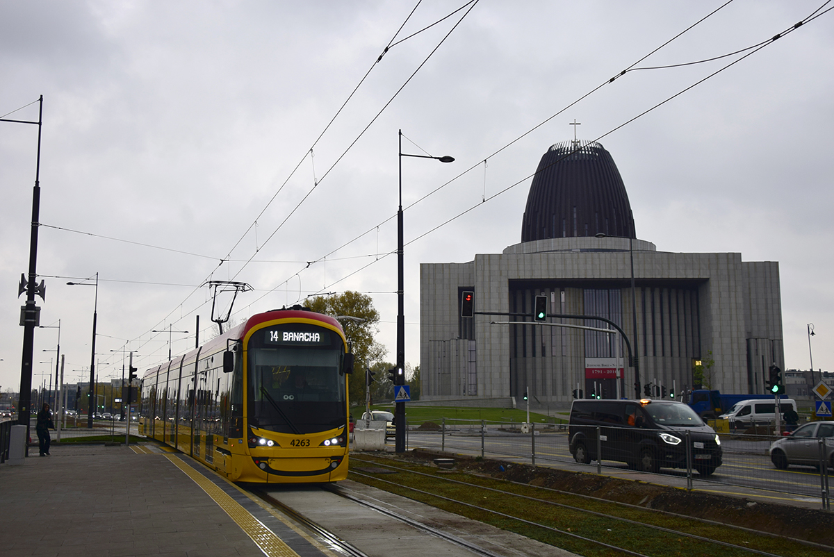 4263
Drugi dzień funkcjonowania tramwaju na Wilanów. Hyundai mija Świątynię Opatrzności Bożej.
Słowa kluczowe: 140N 4263 14 AlejaRzeczypospolitej