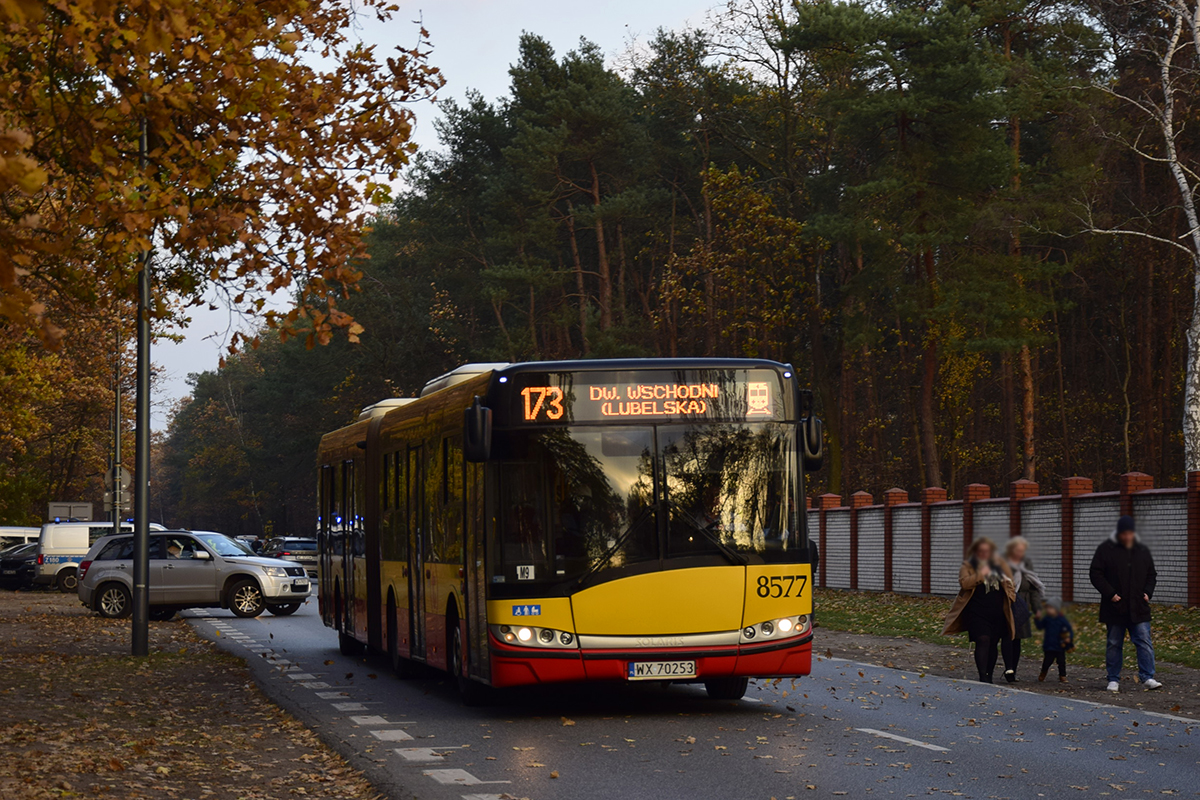 8577
Przegubowy 173 dojechał do cmentarza na Marysinie. Za chwilę przystanie na przystanku Spółdzielna Noma, gdzie wsiądzie do niego tłum pasażerów.
Słowa kluczowe: SU18 8577 173 Korkowa