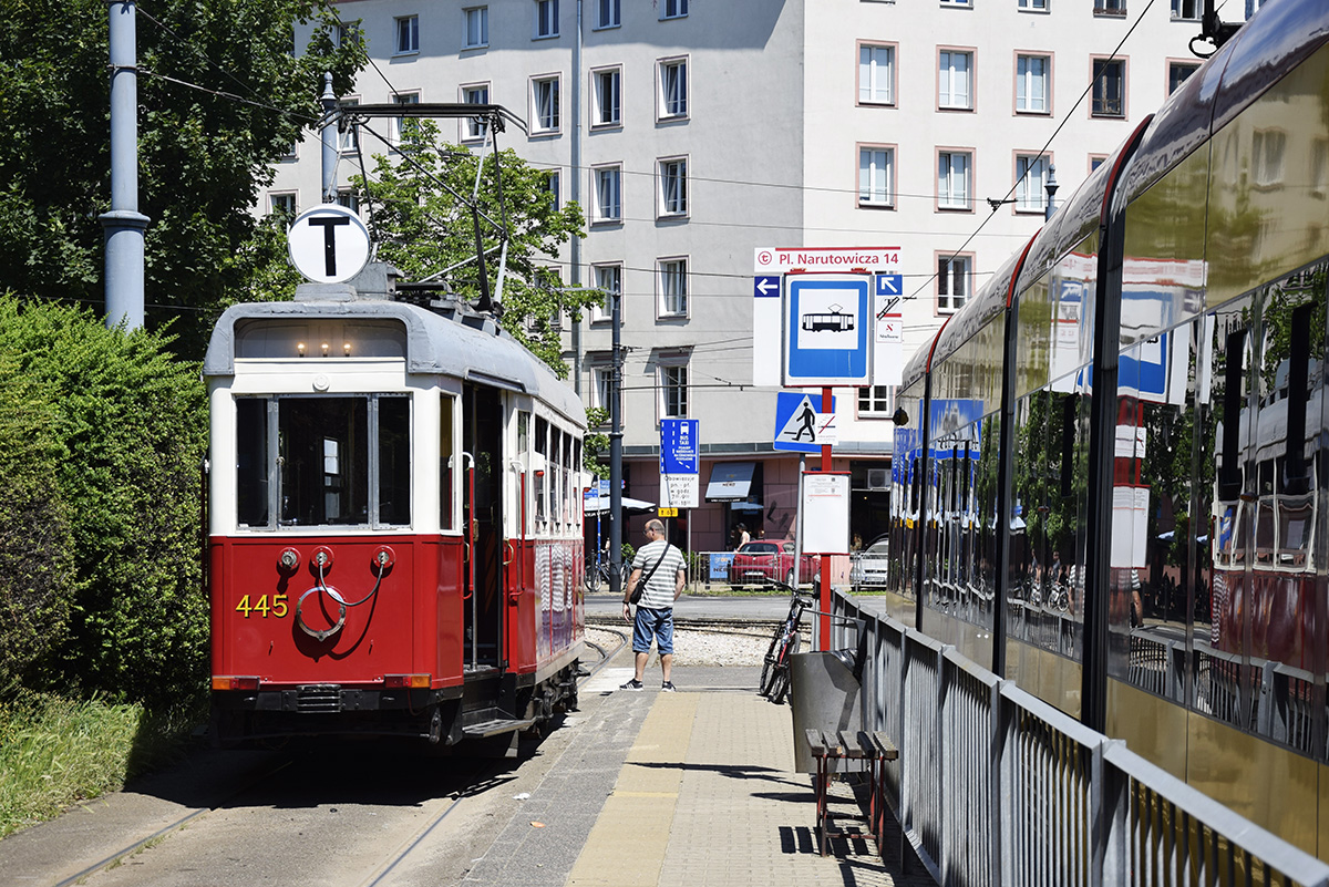 445
82-letni wagon typu K na "tetce".
Słowa kluczowe: K 445 PlacNarutowicza T