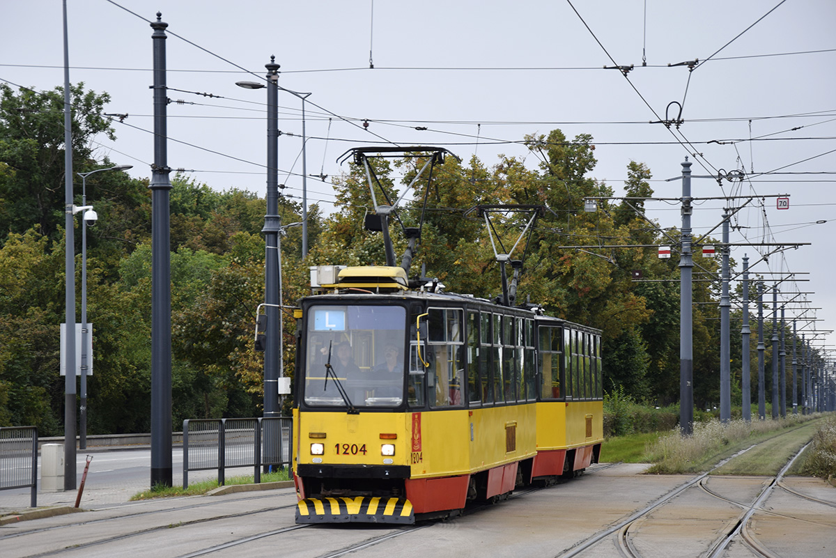 1204+1205
Czekając we wrześniu ubiegłego roku na przejazd tramwajowej parady udało mi się uchwycić wyprodukowaną w 1987 roku szkoleniową stopiątkę. Kilka miesięcy później - 20 kwietnia skład został skreślony ze stanu TW.
Słowa kluczowe: 105Na 1204+1205 NaukaJazdy alejaZieleniecka