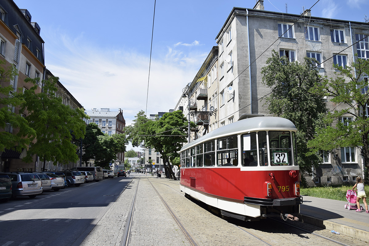 795
Dziś (25.06) oraz jutro trwa święto ul. Stalowej. Aby umożliwić dojazd na to wydarzenie, uruchomiono dwie linie tramwajowe obsługiwane taborem zabytkowym: S oraz 32 na trasie z pl. Narutowicza na Czynszową. Tetka także została w ten weekend skierowana na Czynszową.
Słowa kluczowe: 13N 795 Czynszowa 32