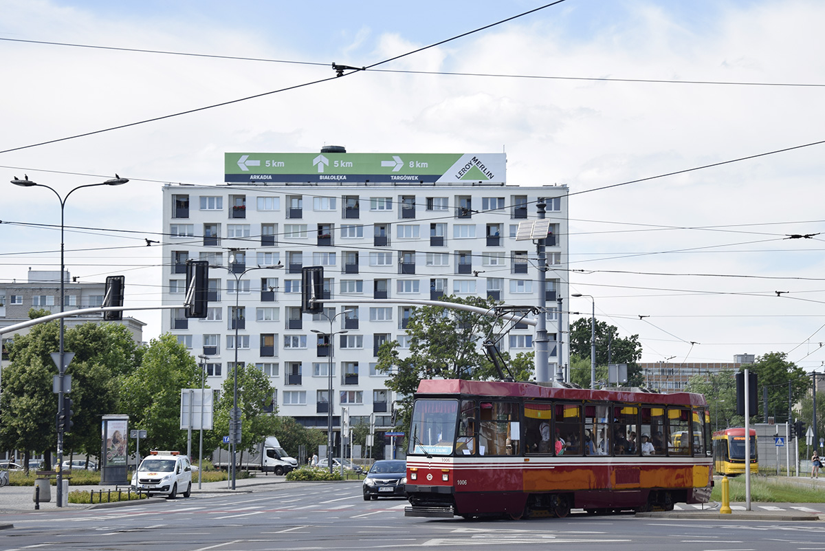 1006
"Promocyjna" stopiątka w nowym malowaniu skręca z Targowej w al. "Solidarności".
Słowa kluczowe: 105Na 1006 alejaSolidarności S