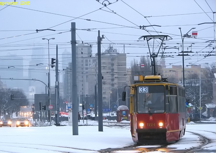 1224
Dziś na liniach 28 i 33 królowały solówki i Swingi. 

Zagadka dla tramwajarzy. Znajdź niepasujący szczegół.

Z dedykacją dla Stronta
Słowa kluczowe: 105Na 1224 33 RondoRadosława