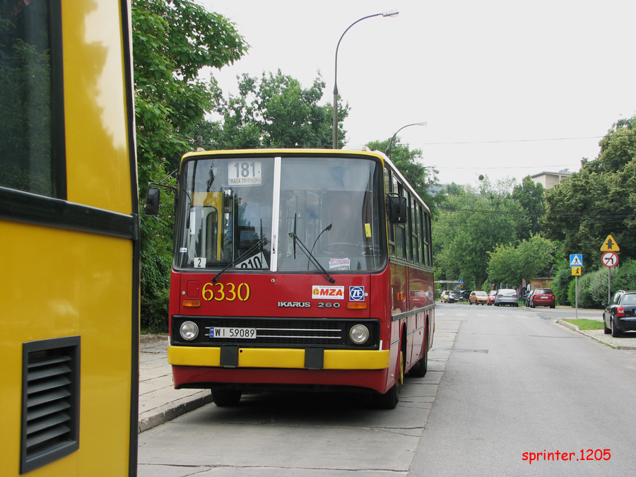 6330
W związku z brakiem przegubów na Redutowej, Woronicza pomogła wysyłając wysoką solówkę. Niestety kierowca nieco pomylił trasę. Zamiast na Cmentarzu Północnym Ikarus wylądował przy Instytucie Reumatologii na Spartańskiej. ;p

Podziękowania dla kierowcy. 
Słowa kluczowe: IK260 6330 168 181 Spartańska