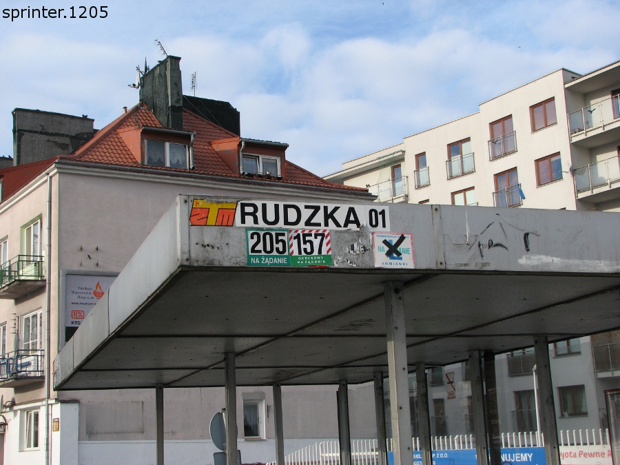 Rudzka 01
Kawał historii w jednym miejscu... Autobusy linii Ł nie zatrzymują się tu od 2004 roku, natomiast linii 606 od 2007...
