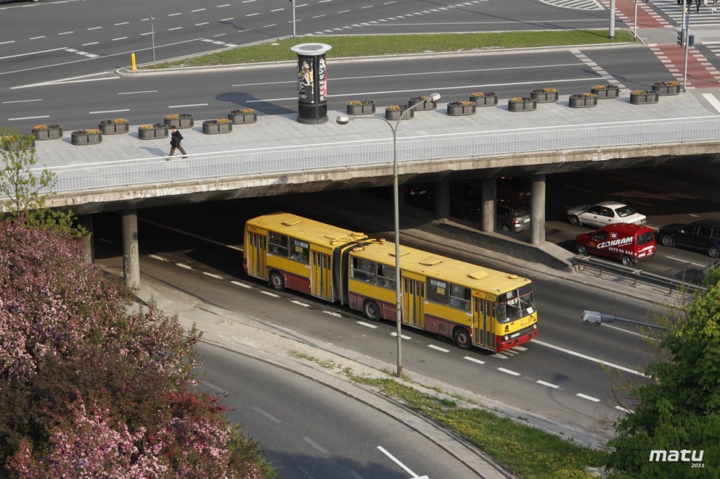 2294
Rok przed wycofaniem woroniczowskich lewarów...
Pojazd wypełzł spod wiaduktu, z mozołem nabierając prędkości. Nie zdziwiło mnie to, bo wóz ten po wymianie silnika około 2007 czy -8 roku, stał się niezwykle mułowaty. Nieco wcześniej, tuż po wyjściu z ostatniego CWS-u, był rakietą, którą z lubością prowadzałem. 
Zdjęcie wykonane z dachu budynku mieszkalnego przy charakterystycznej fontannie i okrągłym zieleńcu przy Pl. Na Rozdrożu. 
Słowa kluczowe: 2294 IK280 188 PlacNaRozdrożu