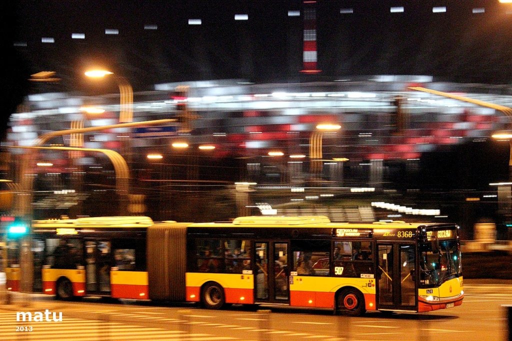 8368
Wstrzymać autobus, ruszyć stadion, czyli gdy ISO6400 to za mało by ostre było wszystko. 
Słowa kluczowe: SU18 507 8368 RondoWaszyngtona