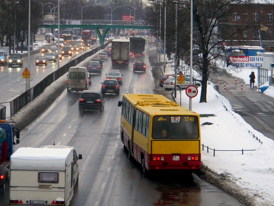 5741
Przypomniałem sobie, że mam w swoich zbiorach zdjęcie dzisiejszego zabytku ;) Zrobiłem je z kładki przy Bartyckiej; wracałem właśnie z Czerniakowskiej 100 ze swoim pierwszym zaświadczeniem o niekaralności.
Słowa kluczowe: IK280 5741 162 Czerniakowska