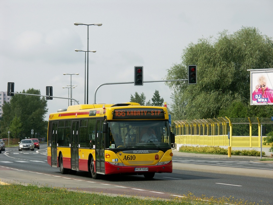 A610
Grodziowa "nówka". W kadrze nie zmieściło się hasło z billboardu: "Stara? Chyba ty!"
Słowa kluczowe: CN270UB OmniCity A610 166 Rosoła