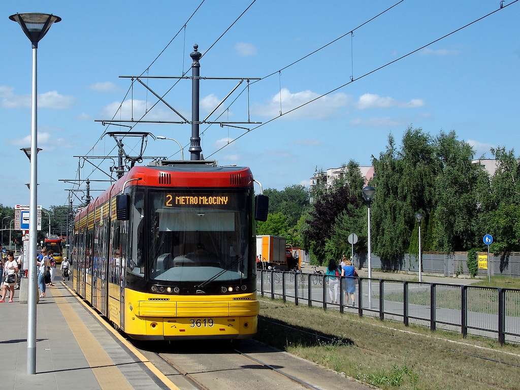 3619
Dwójka na Nowodworach. Z tego ujęcia nie widać, że to przystanek krańcowy. W głębi kadru czeka następna brygada, która już zawróciła na przełączce.
Słowa kluczowe: 128N 3619 2 Nowodwory Światowida