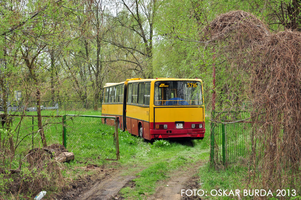 5716
5716 świeżo po przeciągnięciu na teren Ośrodka CORA znajdującego się w zespole przystanków o tej samej nazwie.
Słowa kluczowe: Ik280 5716 WałMiedzeszyński