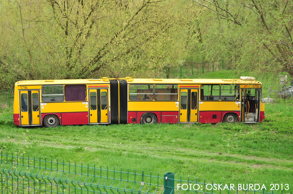 5716
5716 świeżo po przeciągnięciu na teren Ośrodka CORA znajdującego się w zespole przystanków o tej samej nazwie.
Słowa kluczowe: Ik280 5716 WałMiedzeszyński