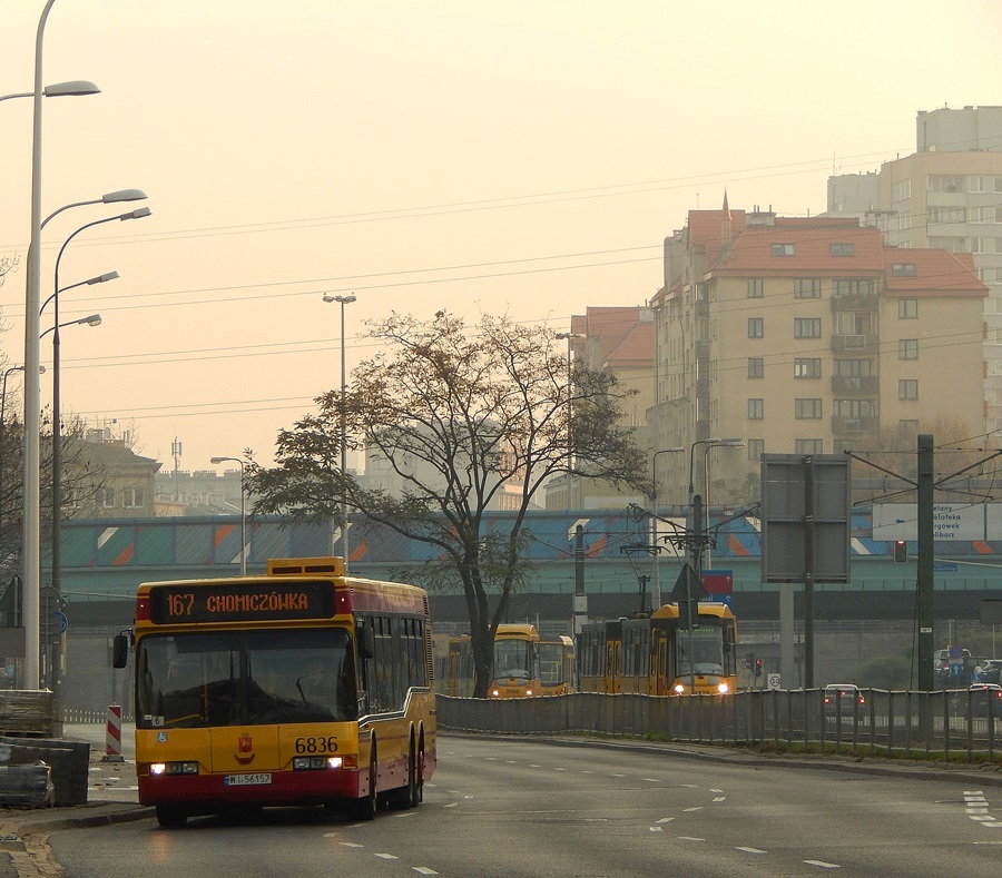 6836
Podczas Wszystkich Świętych "Kleszczowa" miała możliwość wysłania wozu 15 metrowego zamiast "kebaba" na tą linię. Zdjęcie nie jest najlepsze więc jak coś mogę usunąć.
Słowa kluczowe: N4020 6836 167 Wolska WS2013