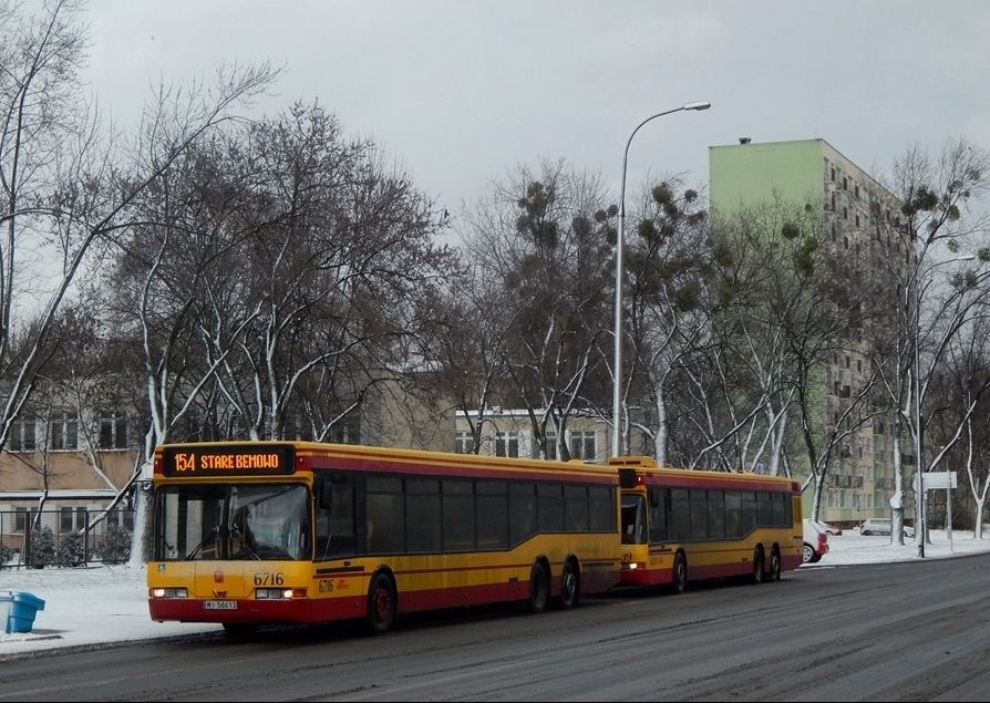 6716
Dzisiejsze dziwadło na 154, za 6716 plącze się kolejny neoplan tylko że na 184, a w tle ukochana podstawówka.
Słowa kluczowe: N4020 6716 154 Kasprzaka