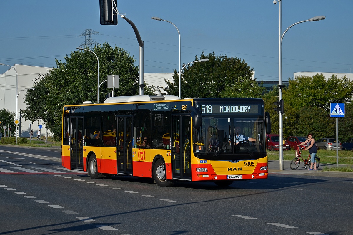 9305
Na co dzień widujemy na tej linii przegubowe Many. W ten weekend, z uwagi na roszady w obsadzie, mogliśmy zobaczyć krótkiego Mana z Grodziska.
Słowa kluczowe: LionsCity B100 9305 518 Światowida