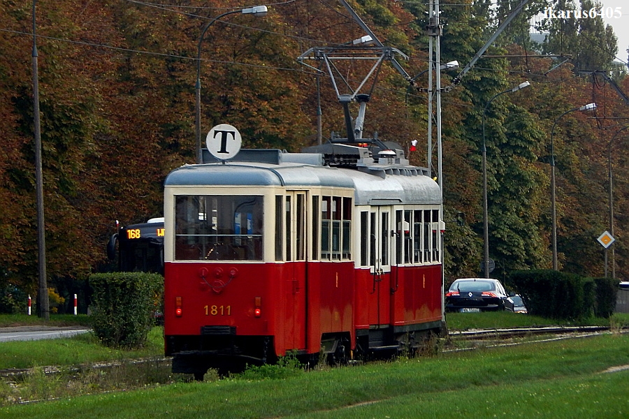 403+1811
Dziś w związku z ostatnim dniem kursowania zabytkowych wagonów na T, Tramwaje Warszawskie wypuściły na brygadę z przewodnikiem (tj. M3) skład K+ND 403+1811. Jednak nie ma tego złego. Widoczne zestawienie wagonów prawdopodobnie będzie można zobaczyć na DTP, które odbędzie się 20 września. Co ciekawe w tym roku dzień kolejowy jak i autobusowo-tramwajowy odbędzie się jednego dnia. Słyszałem również, że w przyszłości na imprezach typu Noc muzeów czy DTP ujrzymy również trójskład eNek (tj. skład 838+1811+1620). Ten ostatni wagon stoi narazie w hali na na R-3.
Słowa kluczowe: Wiwk/Gfw  403+1811 Wołoska