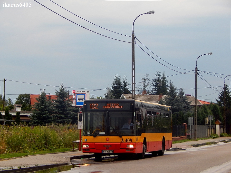 A408
O ile się nie mylę to jest jedyny MAN w Warszawie z nietypowym układem siedzeń naprzeciwko trzecich drzwi. 
Słowa kluczowe: NL223  A408  132 Lewandów