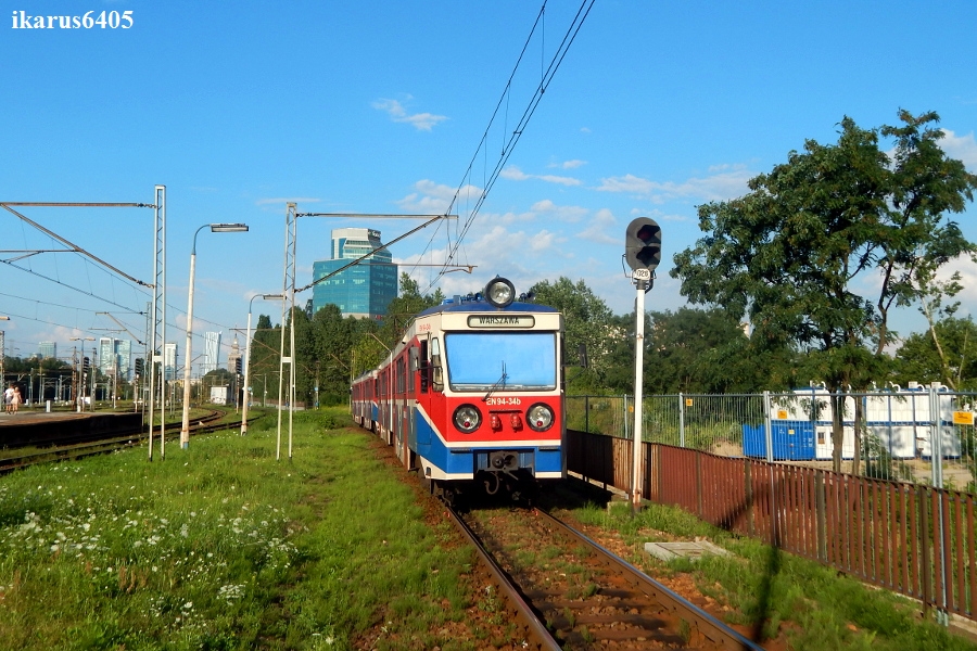 EN94-34b
Stara WuKaDka pędzi w kierunku centrum. Niestety taki widok za kilka być może miesięcy będzie już historyczny, gdyż  WKD przechodzi z 600V napięcia na 3000V, czyli taki jaki panuje na kolei ;)
Słowa kluczowe: EN94 EN94-34b WarszawaZachodniaWKD