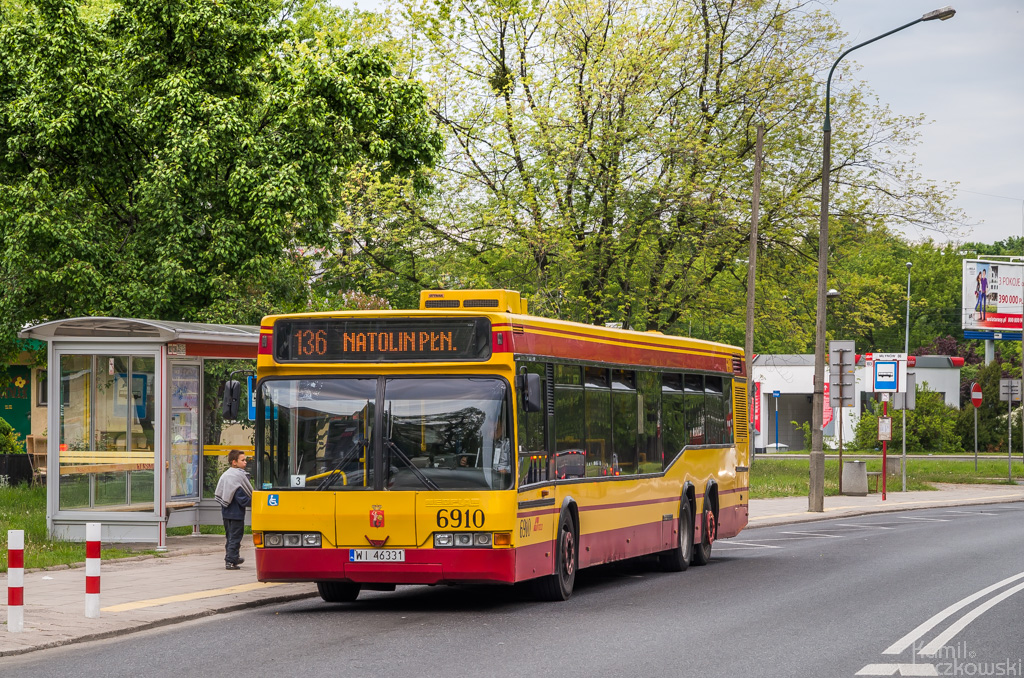 6910
Kierowca chyba bardzo przestraszył się mojej Sigmy, ponieważ przed zrobieniem poprzedniego zdjęcia w ruchu widać jak opuszcza przede mną roletę. :D
Słowa kluczowe: N4020 6910 136 Młynów