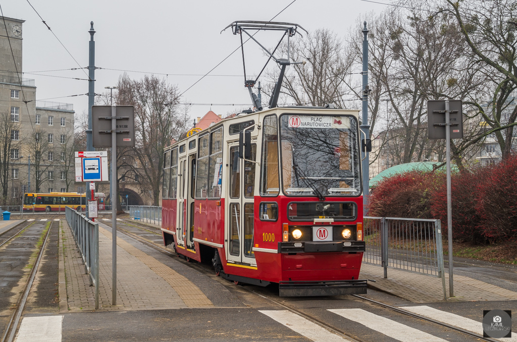 1000
Dziś na linii "M" z okazji mikołajek wyjechał najnowszy zabytek w Warszawie - 105N.
Słowa kluczowe: 105N 1000 M PlacNarutowicza