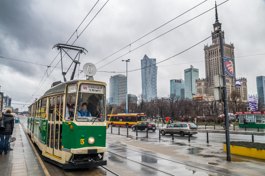 5
Warszawskie wieżowce, poznański tramwaj...
Słowa kluczowe: 102N 5 W RondoDmowskiego