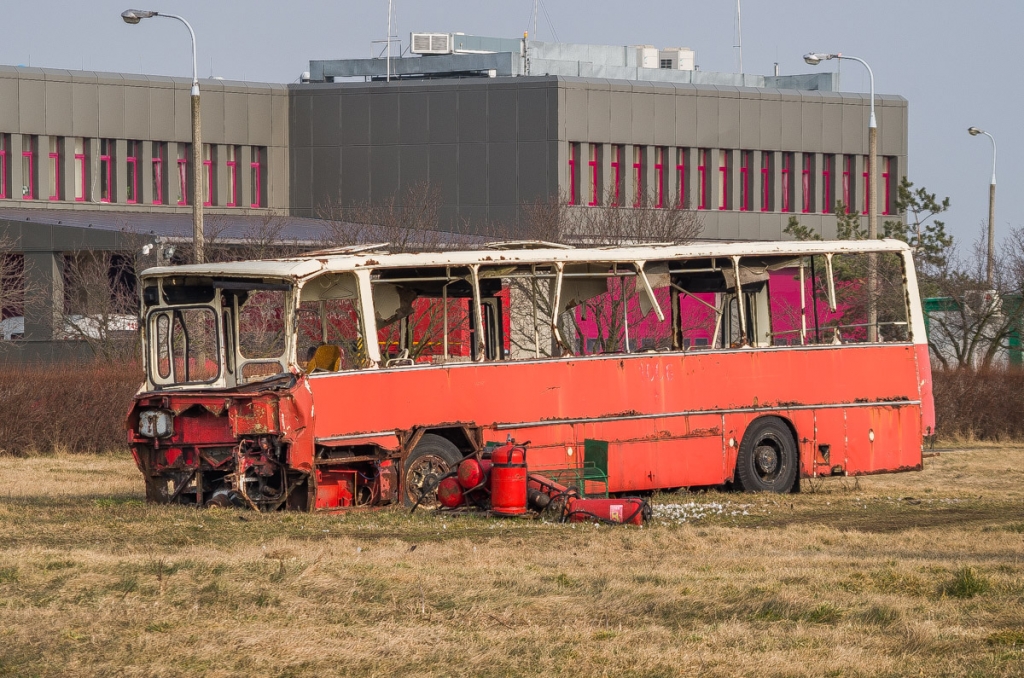 1006
Autobus sprzedany w 1995 roku stoi teraz przy Lotniskowej Straży Pożarnej na Okęciu. Niestety jest on w coraz gorszym stanie.  
Słowa kluczowe: IK260 1006 Okęcie