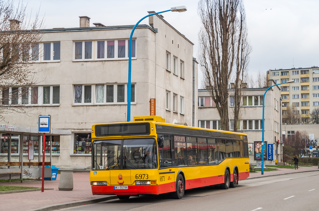 6973
Budynki w tle zostały wzniesione w latach 30. XX wieku według projektu Heleny i Szymona Syrkusów.  Były to pierwsze bloki w Warszawie, które stały do ulicy bokiem, w myśl zasady "frontem do słońca".
Słowa kluczowe: N4020 6973 172 Pruszkowska