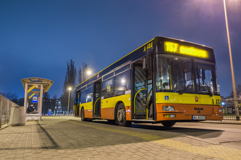 A434
Tymczasem na ławce pod wiatą odpoczywa kierowca.
Słowa kluczowe: NL223 A434 157 Szczęśliwice