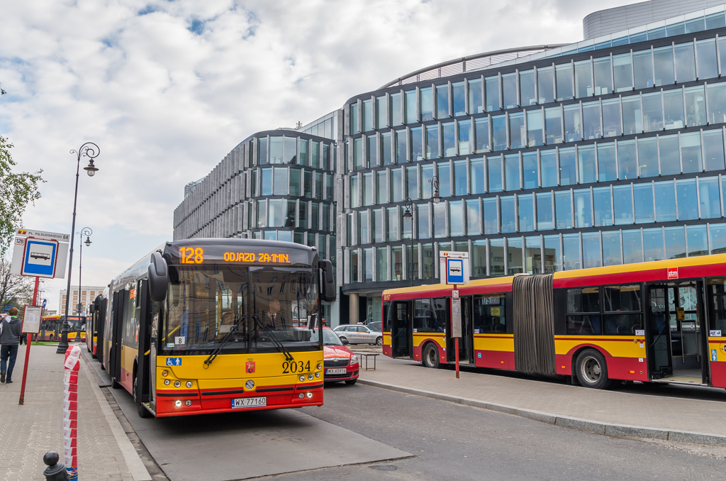 2034
Solbus za chwilę wyruszy na Szczęśliwice.
Słowa kluczowe: SM18 2034 128 PlacPiłsudskiego