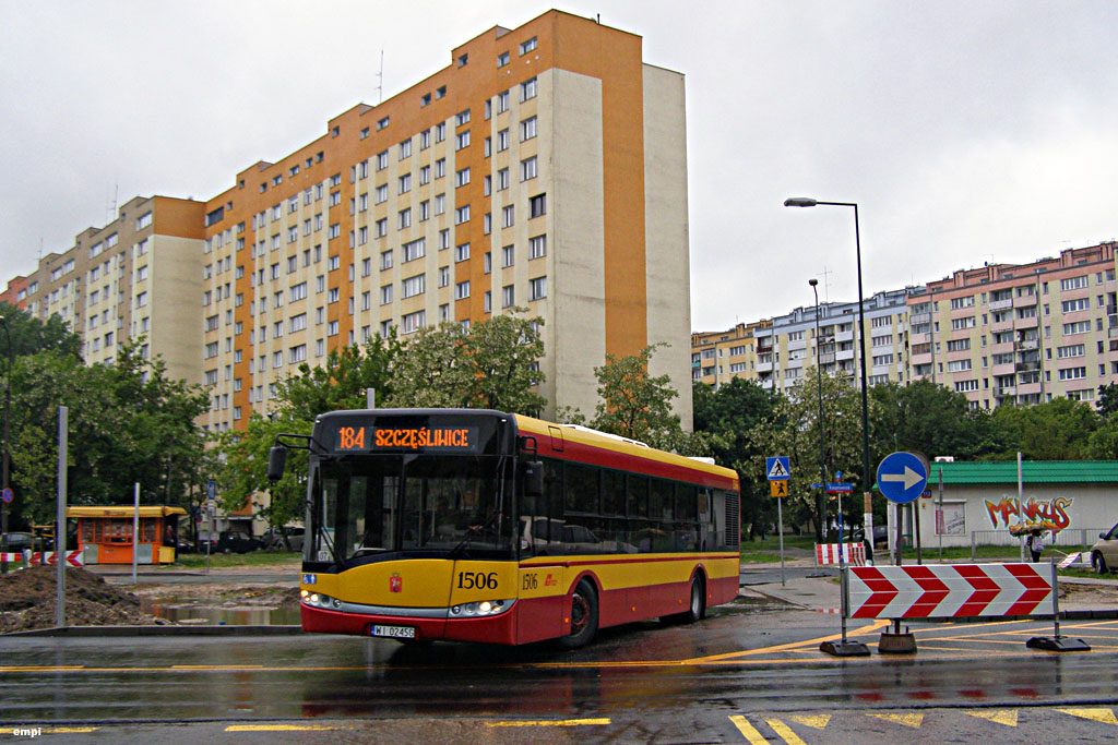 1506
Przebudowa ulicy Kasprowicza wymusiła okresowe zmniejszenie pojemności autobusów obsługujących linię 184 - przegubowce potrzebowały zbyt dużo miejsca na pokonanie krętego łącznika między jezdniami, po którym odbywał się ruch.
Słowa kluczowe: SU12 1506 184 Kasprowicza