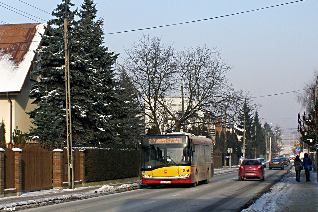 1860
Linia zastępcza Z-7 łącząca Niedźwiadek ze Starym Ursusem w celu przesiadki na autobusy linii 401 i 517, skrócone na czas zamknięcia Cierlickiej do PKP Ursus. Po otwarciu Cierlickiej linia Z-7 z pewną zmianą ewoluowała w linię 307, na ulicę Poczty Gdańskiej skierowano też linię 187.
Słowa kluczowe: SU12 1860 Z-7 PocztyGdańskiej