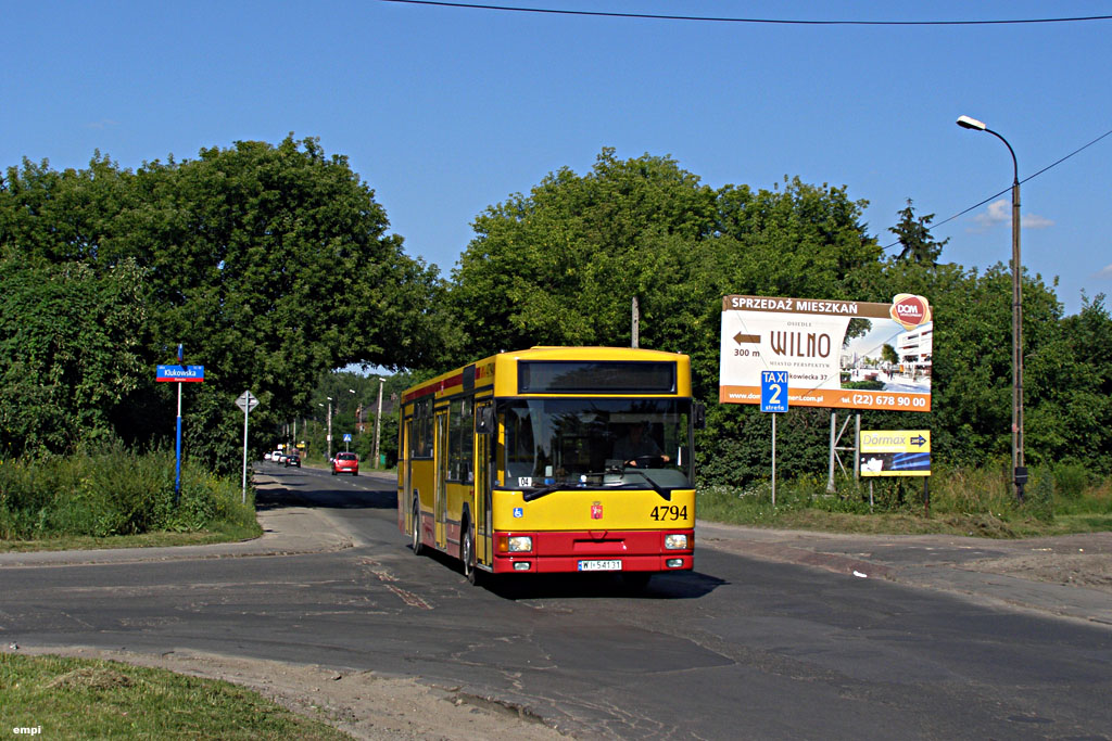 4794
Wybierałem się rowerem do Ząbek obfocić tamtejszą komunikację i tylko przy okazji zrobiłem zdjęcie klasycznego gniota na 170. Nie sądziłem, że rok później takich autobusów już w Warszawie nie będzie.
Słowa kluczowe: M121M 4794 170 Swojska