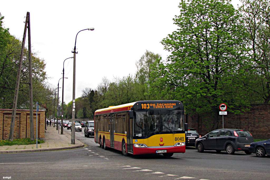 8042
Linia 103 jest planowo obsługiwana solówkami m. in. z powodu kilku dość ciasnych miejsc na trasie. Przewoźnicy czasem jednak wysyłają na nią większe autobusy - swego czasu Mobilis w weekendy dość regularnie serwował jedno SU18, na 103 zagościł raz chyba nawet redutowy odkurzacz, przyszedł więc czas na atrakcję z Kleszczowej: SU15. Szkoda, że nie Neoplan!
Słowa kluczowe: SU15 8042 103 Tatarska