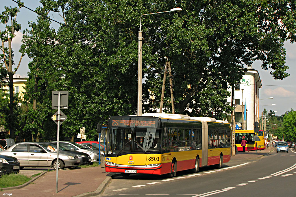 8503
Na trasie skróconej do przystanku Ołówkowa planowy kilkuminutowy postój przewidziano na przystanku Ołówkowa 01. Nie było to dobre miejsce na postój - autobusy blokowałyby ruch, nie dając możliwości bezpiecznego ominięcia przez inne pojazdy. Dlatego kierowcy odbywali postoje w zatoczkach przystankowych na dalszym odcinku ulicy Powstańców, po jednej lub po drugiej stronie ulicy.
Słowa kluczowe: SU18 8503 ZS1 Powstańców