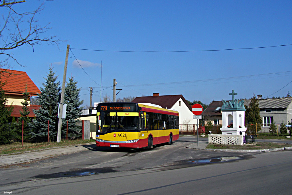 A021
Duże wrażenie robi na mnie komunikacja przygotowana przez ZTM dla niektórych gmin, szczególnie Stare Babice i Leszno. Niskopodłogowe autobusy kursują dość często, sprawnie dowożą mieszkańców z różnych rejonów do dużego węzła przesiadkowego na os. Górczewska, przy czym linie splatają się przy Urzędzie Gminy w Starych Babicach, tworząc dodatkowy punkt przesiadkowy. Oprócz tego istnieją ciekawe łączenia dostosowujące podaż miejsc do zapełnienia, szczególnie na kursach wczesnoporannych i późnowieczornych - pierwsze i ostatnie kursy linii 719 są łączone z 714 czy 729. Przemyślane, choć niekorzystne dla przewoźników, jest też zaczynanie i kończenie kursów na terenie gminy.
Słowa kluczowe: SU12 A021 729 Mariew