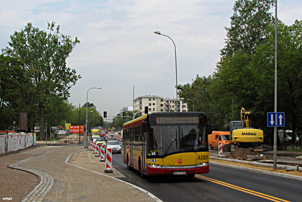 A120
Przez wiele lat ten odcinek Powązkowskiej prowadził przez pustkowie. Teraz nowe bloki wyrastają tutaj jeden po drugim. Wygląda na to, że przystanek Duchnicka 01 będzie cofnięty o kilkadziesiąt metrów, tak by był bliżej nowego osiedla. Przy okazji remontu rozdzielono jezdnie ulicy i przygotowano skrzyżowanie z sygnalizacją świetlną przy wjeździe na osiedle.
Słowa kluczowe: SU12 A120 103 Powązkowska