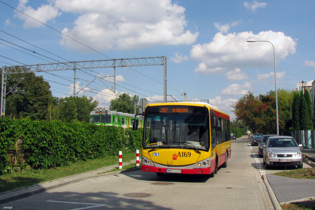 A169
Linię 207 skierowano bliżej torów, by jeszcze bardziej uatrakcyjnić przesiadkę z autobusu do kolei. Obecnie przystanki w obu kierunkach znajdują się przy samym wejściu do przejścia podziemnego prowadzącego na peron.
Słowa kluczowe: M083C Libero A169 207 WiosnyLudów