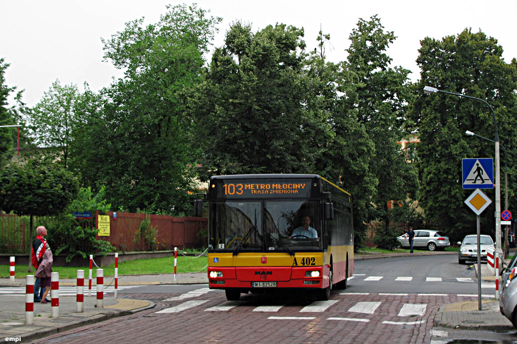 A402
Z powodu budowy magistrali wodociągowej na ul. Ostroroga autobusy linii 103 w dn. 12.07-1.08 kursują objazdem, trafiając na taką malowniczą uliczkę.
Słowa kluczowe: NL223 A402 103 Żytnia