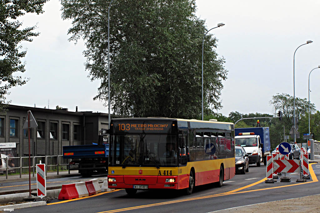 A414
Na szczęście Powązkowska jest na tyle szeroka, że można było przeprowadzić jej przebudowę bez uciążliwych objazdów. Zwężenie do jednego pasa powodowało jednak spowolnienie ruchu w szczycie. Biedne 103 jest obecnie bardzo najeżone różnego rodzaju utrudnieniami.
Słowa kluczowe: NL223 A414 103 Powązkowska