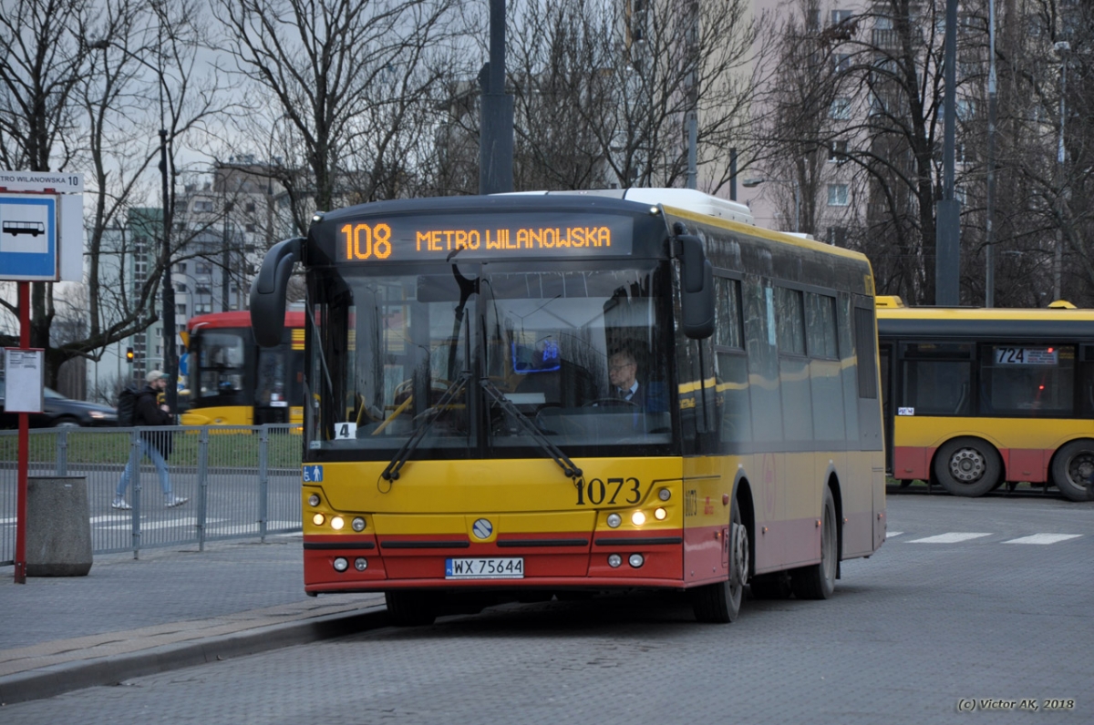 1073
Jeden z niewielu dziś widzianych przeze mnie Solbusów z czynnym przednim wyświetlaczem, na tylnym były "krzaczki" - niestety, kierowca niewiele może tu zrobić (poza oddaniem wozu); Plaga padako-wyświetlaczy niestety się rozwija...
Słowa kluczowe: SM12 SolCity10 1073 108 MetroWilanowska